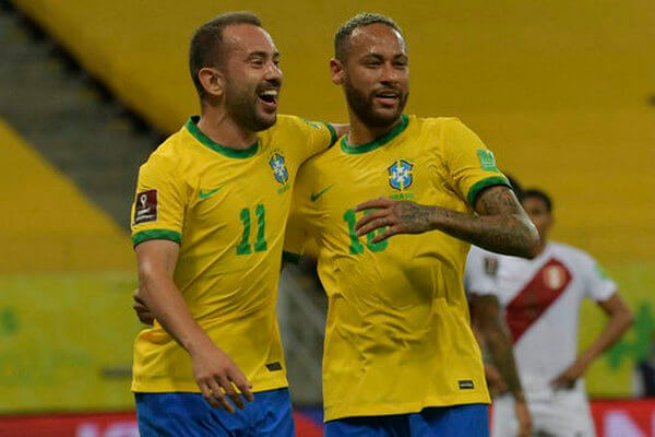 世界杯南美区世预赛：巴西vs乌拉圭首发，内马尔造四球